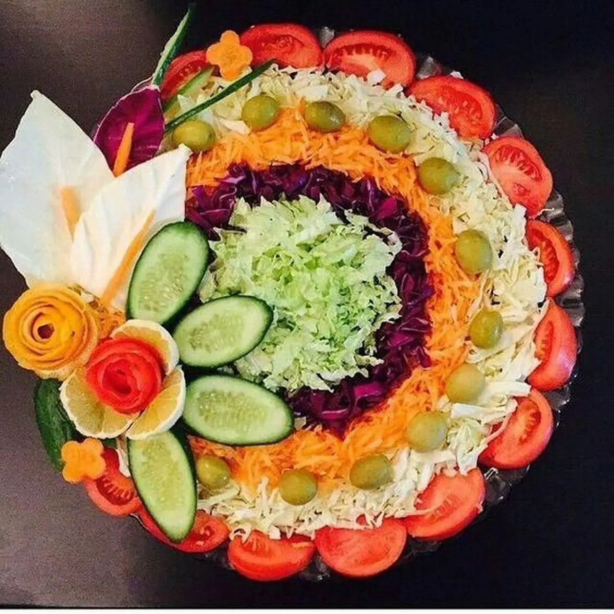 تزیین سالاد خیار و گوجه