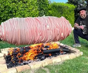 غذاهای محلی؛ روده 40 تا گوسفندو رولی پیچید با دنبه کبابی کرد