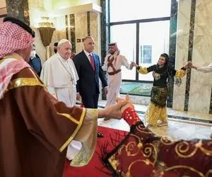 خوش آمدگویی به پاپ با رقص مختلط زنان و مردان !