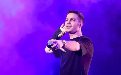 آواز احساسی/منو درگیر خودت کن محسن یگانه  کل سالن کنسرت برده هوا فریاد ها تمومی نداشت