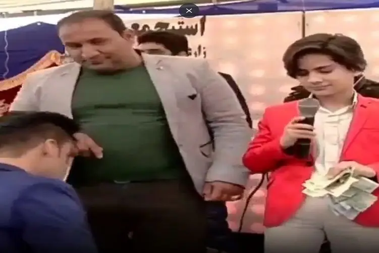 آواز شادانه؛ پسربچه جلوی استادش تو عروسی انقد خوب میخونه که خود استاد هم مونده