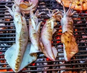 غذای چندش؛ هشت پا و ماهی اوزونبرون رو با آبلیمو و نمک مزه دار و کبابی کرد