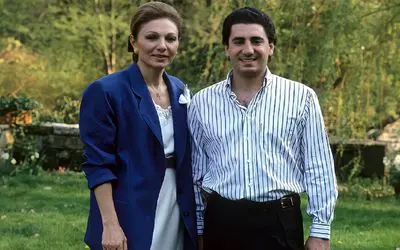 سفر به ایام قدیم سال 1360؛ بوسه مادرانه فرح بر پیشانی علیرضا پهلوی غمزده از تبعید