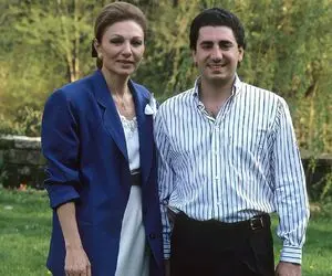 سفر به ایام قدیم سال 1360؛ بوسه مادرانه فرح بر پیشانی علیرضا پهلوی غمزده از تبعید