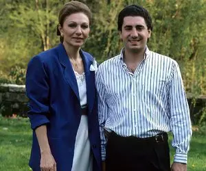 سفر به ایام قدیم سال 1360؛ بوسه مادرانه فرح بر پیشانی علیرضا پهلوی غمزده از تبعید