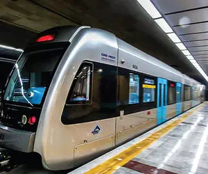 (ویدیو) آویزان‌شدن یک زن با موهایش در مترو!