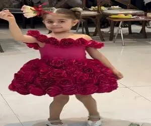 آواز شادانه؛ دختربچه چه رقص چاقوی با اعتماد به نفسی میره بین جمعیت