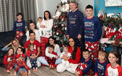(عکس) بزرگترین خانواده انگلیسی با 22 کودک!