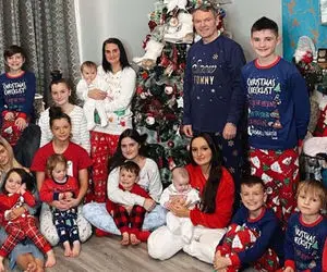 (عکس) بزرگترین خانواده انگلیسی با 22 کودک!