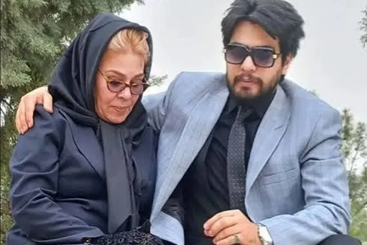 آواز ماندگار؛ سجده پسر ایرج قادری بر سرمزار پدرش
