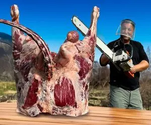 غذای غول پیکر؛ گاو 60 تنی رو به اره برقی دو شقه کرد با سبزیجات رنگ و لعاب داد و پخت