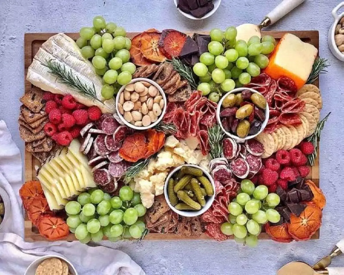 چیدمان میزه مزه شیک