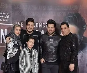 آواز شاد؛ آرون افشار کنسرتش برادر و پدرشو آورد 3تایی خوندن صداشون بمب یکی از یکی بهتر