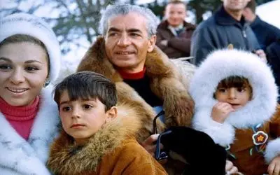 سفر به ایام قدیم ندیم؛ محمدرضا پهلوی در حال بوسه زدن بر دست ملکه هلند جولیانا