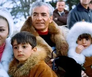 سفر به ایام قدیم ندیم؛ محمدرضا پهلوی در حال بوسه زدن بر دست ملکه هلند جولیانا