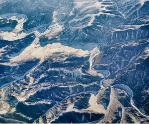 زیباترین مکان‌های روی زمین؛ دختره نوک قله رو برفا داره گریه میکنه