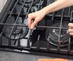 ترفندهای خانگی؛ یه ماده باورنکردنی که به طرز عجیبی چدن های گاز رو تمیز میکنه