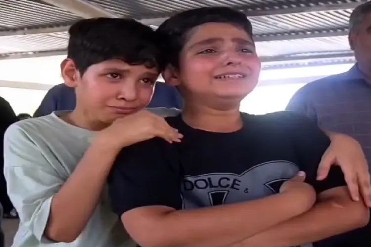 آواز جگرسوز؛ پسربچه مادرش فوت کرده سر خاکش جوری بی تابی میکنه غمش قلبتو منجمد میکنه