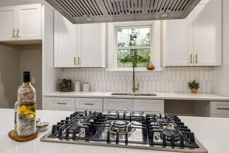  5 ترفند برای تمیز کاری کابینت کنار گاز؛ چگونه از چربی های سرسخت رها شویم؟