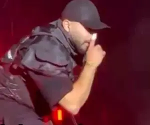 آواز دوبس دوبس؛ ایرونیه جوری مینوازه سالن رو سرشه روسری زنه رو نبینی فکر میکنی خارجه