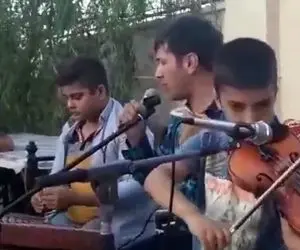 آواز سوزناک؛ آقاهه با بچه های کار چه آهنگ جیگر دراری میخونه ماشاالله به استعداد