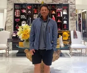 هدیه گران قیمت شرکت بیژن به محمدرضا گلزار / عکس