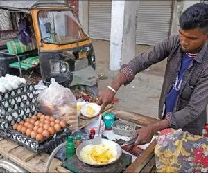 غذای خیابانی؛ یه خوراکی خوشمزه با تخم مرغ که ارزونه و تو هند طرفدار داره هزار هزار