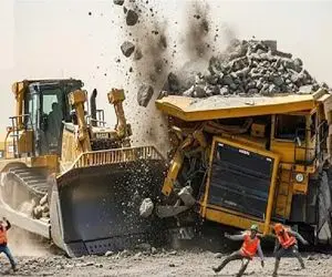 ابزارآلات غول آسا؛ پل زیرپا انداخت اپراتور بیل مکانیکی الفاتحه