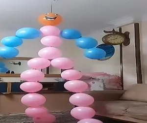 آواز شاد؛ بادکنکا رو شکل آدم از سقف تا پایین چیدن باد میزنن براشون بندری میلرزونه