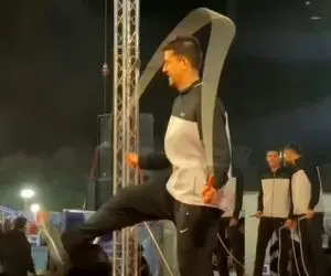 آواز محلی؛ پسره طناب بازه هم طنابشو میزنه هم مازنی و آذری میرقصه ملت ذوقیدن