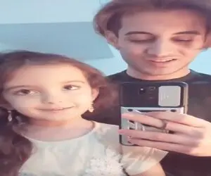 آواز شاد؛ دختربچه انگار همزاد آهوئه با اون چشماش کنار داییش میخونه آدم بال درمیاره