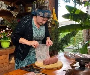 آشپزی دهاتی؛ طرز تهیه سوسیس خونگی با گوشت گاو با تکنیک های طلایی مادربزرگ