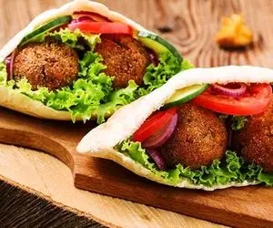 بهترین روش‌های تهیه فلافل و سوسیس بندری خانگی