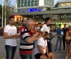 آواز خیابانی؛ ببینید این بند چه خوب تو ترکیه آهنگ عربی می خونن ملت انرژی گرفتن!