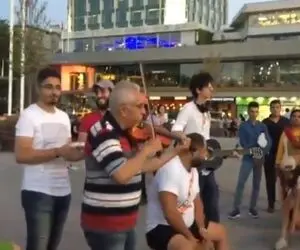 آواز خیابانی؛ ببینید این بند چه خوب تو ترکیه آهنگ عربی می خونن ملت انرژی گرفتن!