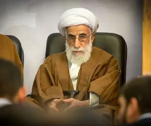 تصویر آیت الله جنتی هنگام عزاداری برای همسرش