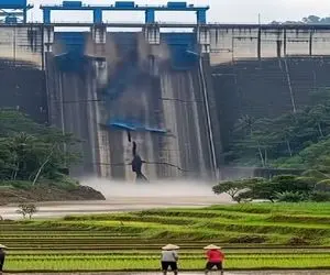 معماری طبیعت؛ آب سد حجمش زیاد شد دیوار طاقت نیاوورد ترکید مردم رو آب برد
