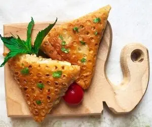 طرز تهیه "سمبوسه گوشت" به سبک خیابونی؛ پیچیدن نون لواش مثلثی در سه سوت!