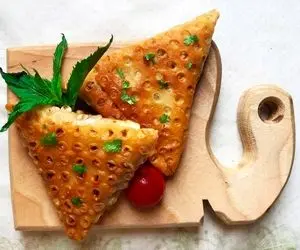 طرز تهیه "سمبوسه گوشت" به سبک خیابونی؛ پیچیدن نون لواش مثلثی در سه سوت!