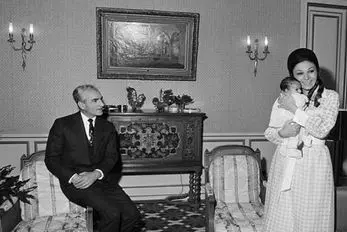 سفر به ایام قدیم سال 1339؛ رفتار پر تملق شاه مخلوع هنگام دیدن فرح