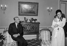 سفر به ایام قدیم سال 1339؛ رفتار پر تملق شاه مخلوع هنگام دیدن فرح