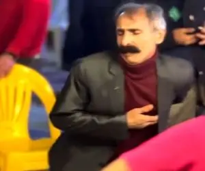 آواز شاد؛ مرد لاغر اندام سبیل چخماخی تو جمعیت چه رقص باباکرمی رفت فقط اونی که زد سرش