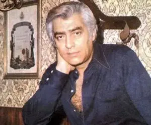 آواز شاد؛ محمد علی فردین برای مادرش آهنگ ننه جون رو با رقص ریز میخونه فقط واکس زدنش