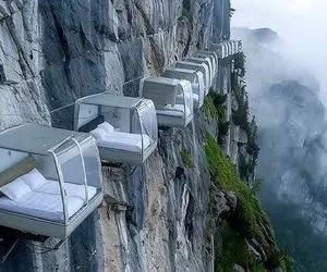 معماری خلاقانه؛ رو قله کوه خونه نقلی شیشه ای ساخته ب عنوان هتل اجاره میده طرفدار داره