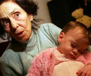 (عکس) زن 66 ساله اولین فرزندش را به دنیا آورد!