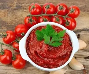 ترفندای خونگی پختن رب گوجه فرنگی غلیظ و سنتی؛ با این رب رنگ و لعاب تازه به خورشتت بده