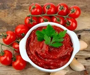 ترفندای خونگی پختن رب گوجه فرنگی غلیظ و سنتی؛ با این رب رنگ و لعاب تازه به خورشتت بده