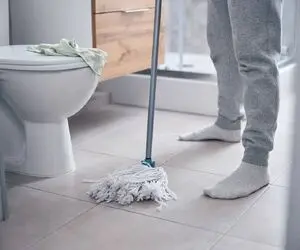 ترفندای خونگی پاک کردن سرامیک سرویس بهداشتی؛ اینجوری کفپوش حموم و دستشویی رو برق بنداز