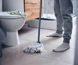 ترفندای خونگی پاک کردن سرامیک سرویس بهداشتی؛ اینجوری کفپوش حموم و دستشویی رو برق بنداز