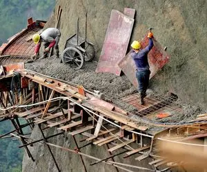 ساخت چین / کارگران خطرناک ترین جاده ها را در صخره ها می سازند 